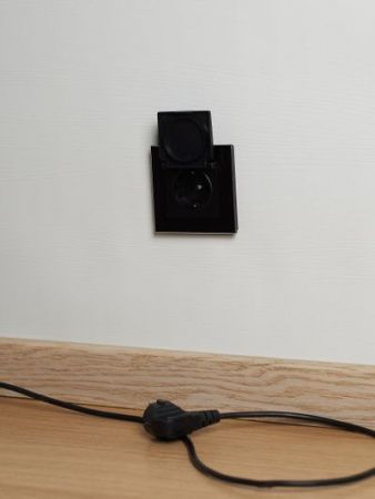 BRITE Розетка 1-местная с заземлением с защитными шторками и крышкой 16А IP44 РСбш10-3-44-БрЧ черный IEK