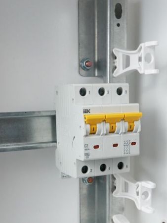 KARAT Автоматический выключатель ВА47-60M 3P C 2А 6кА IEK