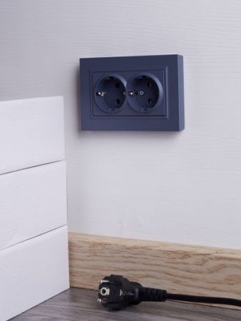 BRITE Розетка 2-местная с заземлением с защитными шторками 16А в сборе РСш12-3-БрМ маренго IEK