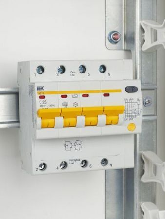 KARAT Дифференциальный автомат АД14 4P 25А 30мА тип AC IEK