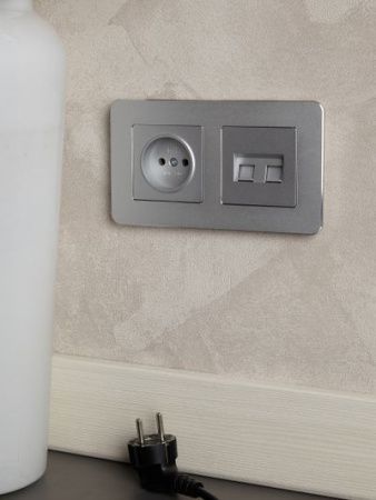 BRITE Розетка 1-местная без заземления без защитных шторок 10А РС10-1-0-БрА алюминий IEK