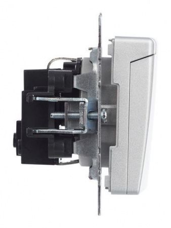 BRITE Розетка 1-местная с заземлением с защитными шторками и крышкой 16А IP20 РСбш10-3-БрА алюминий IEK