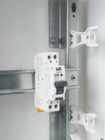 ARMAT Автоматический выключатель дифференциального тока B06S 1P+NP C20 30мА тип AC (18мм) IEK