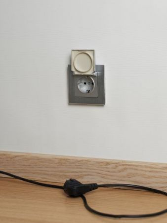 BRITE Розетка 1-местная с заземлением с защитными шторками и крышкой 16А IP20 РСбш10-3-БрА алюминий IEK